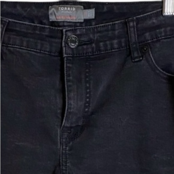Torrid Cut Off Denim Stretch Short Black Button Zip Closure Size 18 Gothi… - Picture 8 of 10